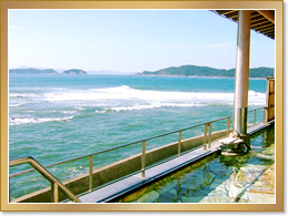 Open-air bath with view of the sea