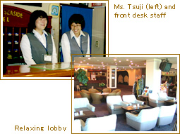 Ms. Tsuji (left) and front desk staff | Relaxing lobby 