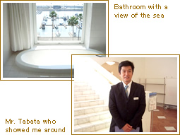 Bathroom with a view of the sea|Mr. Tabata who showed me around